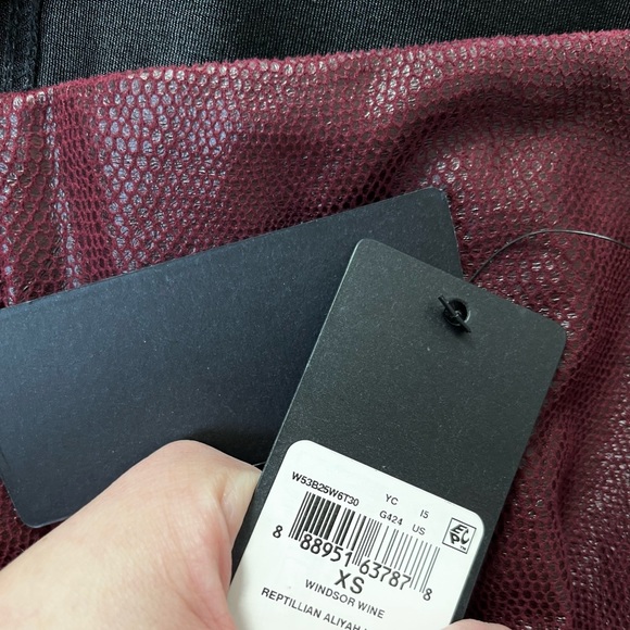 NWT❗️GUESS Red Faux Leather Reptilian Leggings - Picture 7 of 7